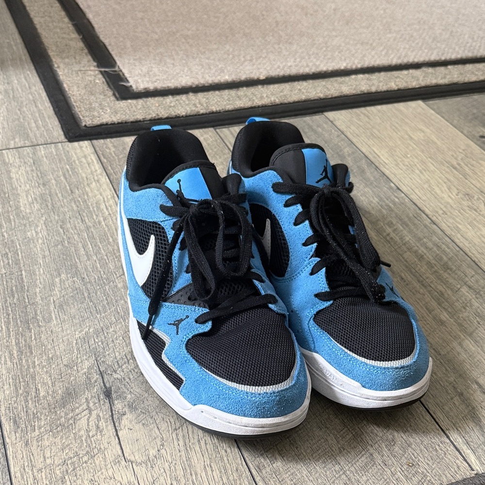 Jordan CMFT Era - Low Top Sneakers in Light Blue, Black and White